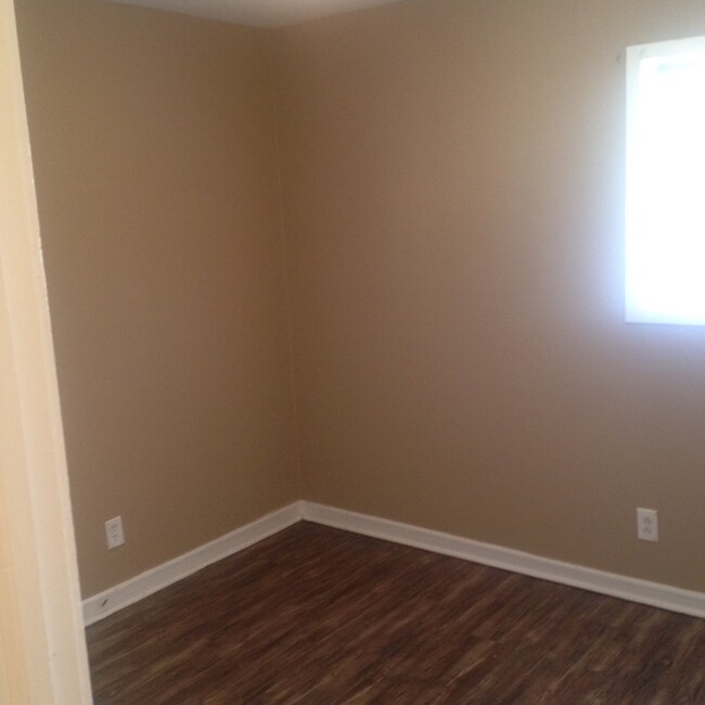 Building Photo - **AVAILABLE NOW**3 Bedroom / 1 1/2 Bathroo...