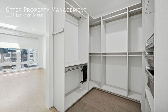 Building Photo - 1127 Leopard St