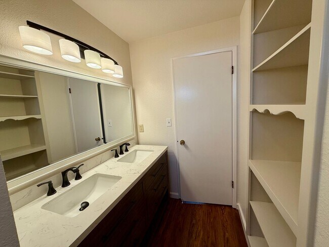 Building Photo - Single story home in established neighborhood!