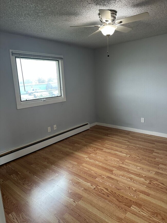 Building Photo - Heat Included! Heated Storage, 2 Bedroom/1...