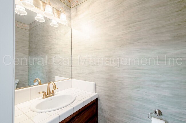 Building Photo - 4 Bedroom/2.5 Bath Home with Paid Solar an...