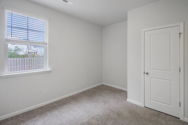 Building Photo - Gorgeous Newer Construction In Sneads Ferry!!