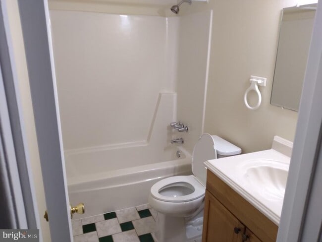 Building Photo - 39 Wayside Ct