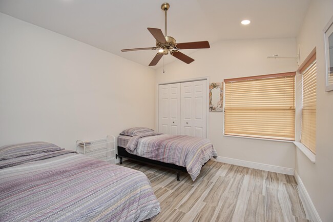 Building Photo - 7811 Villa Nova Dr