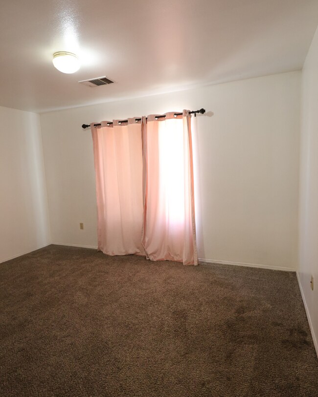 Building Photo - NW Bakersfield 4 Bed 2 Bath – Split Deposi...