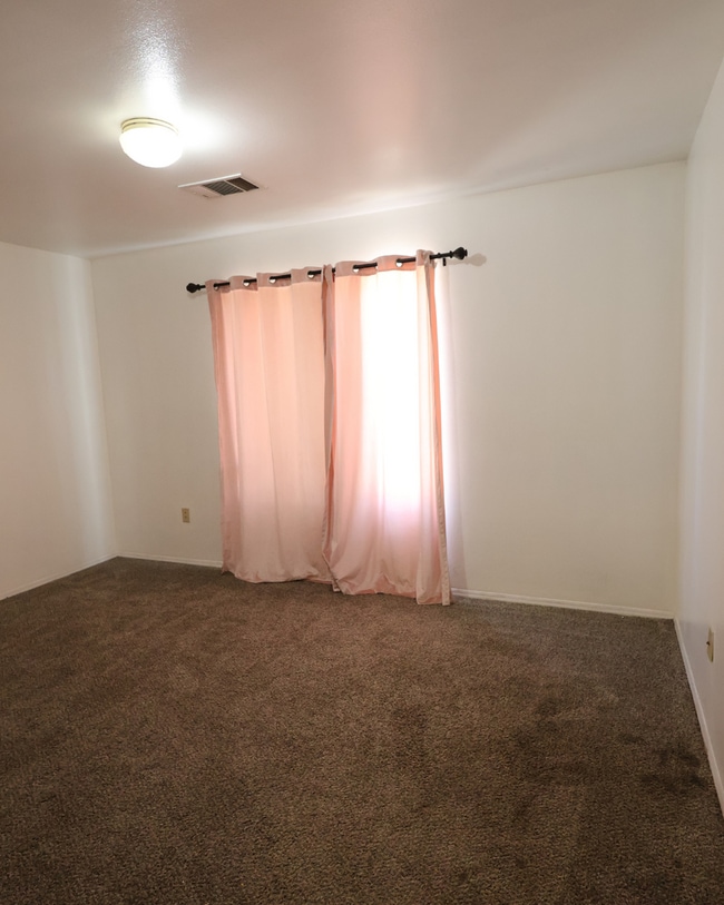 Building Photo - Spacious Beautiful 4-bedroom, 2-bath single-family home in Northwest Bakersfield, Move In Today!