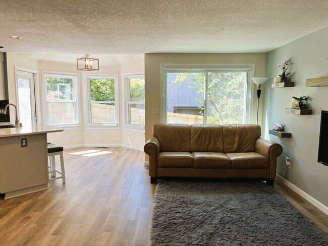 Building Photo - Bright & Spacious 3-Bedroom Home – Ideal for Entertaining & Everyday Comfort