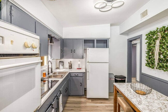 Building Photo - 1400 Montclair Ct