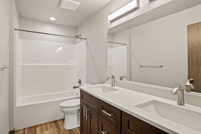 Building Photo - Modern Valley Town Home!