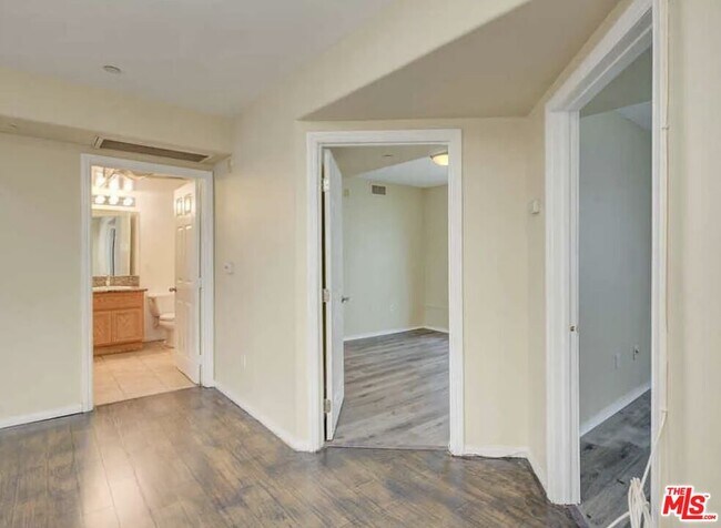 Building Photo - 6815 Baird Ave