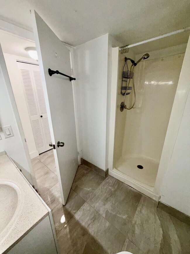 Building Photo - 9405 Fontainebleau Blvd