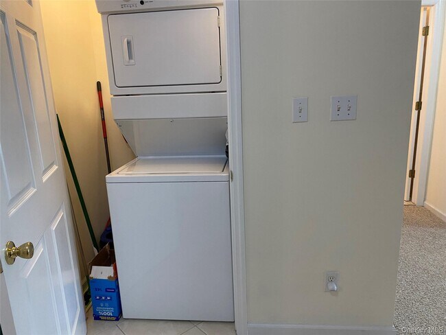 Building Photo - 594 W Montauk Hwy