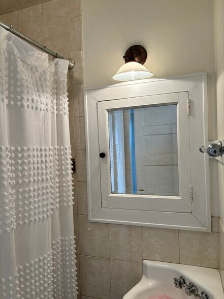 Bathroom - 319 N Lake Rd