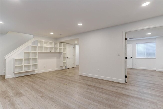 Building Photo - Stunning 5Bed/4Bath Home in the Heart of Erie