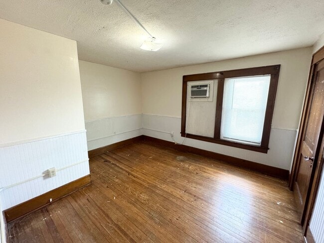 Building Photo - 4 Bedroom/ 2 Bathroom House - Downtown - A...