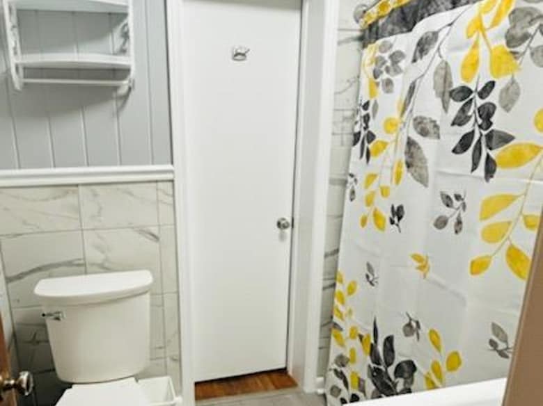 Bathroom - 2511 Mashburn Rd