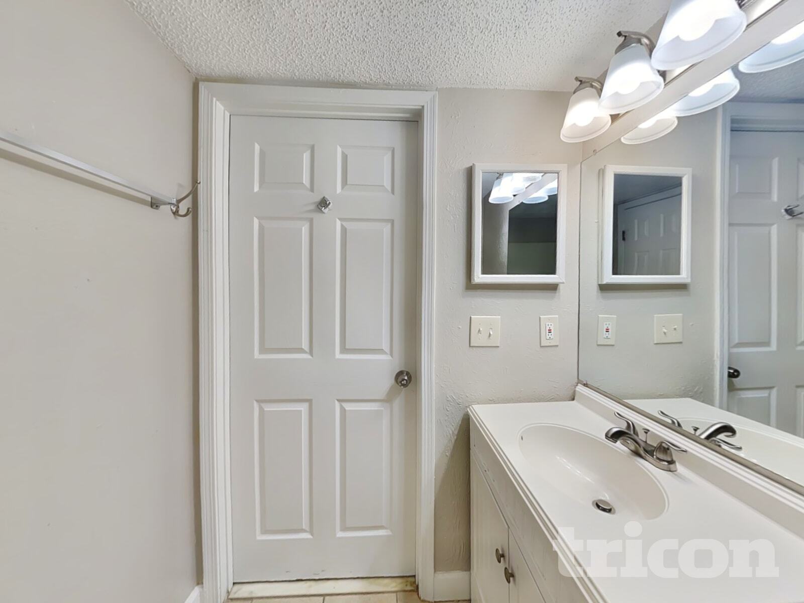 Building Photo - 12739 Serenade Cir N