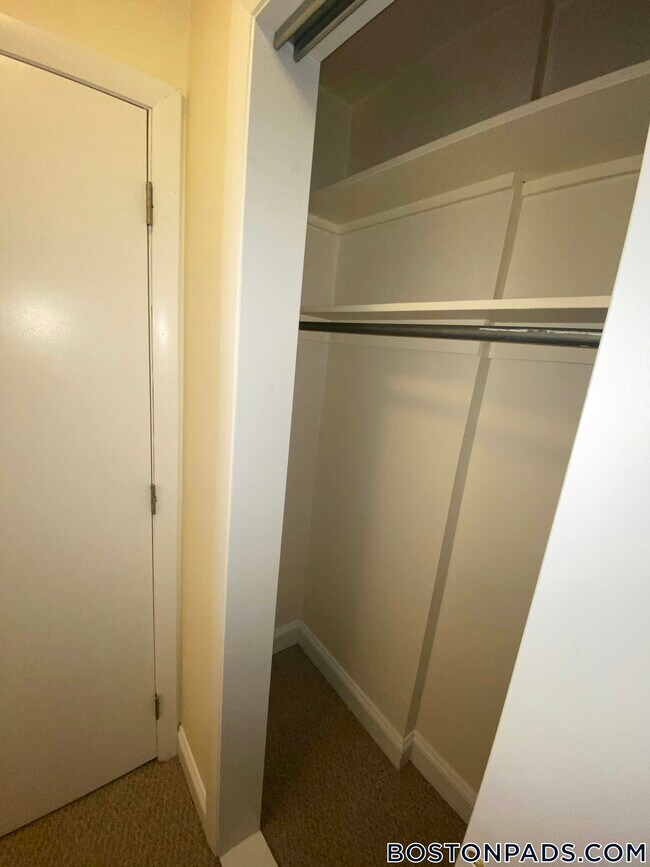 Building Photo - 12 Westgate Dr