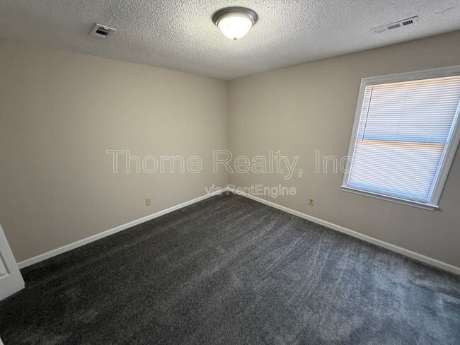 Building Photo - 402 Holly Ct