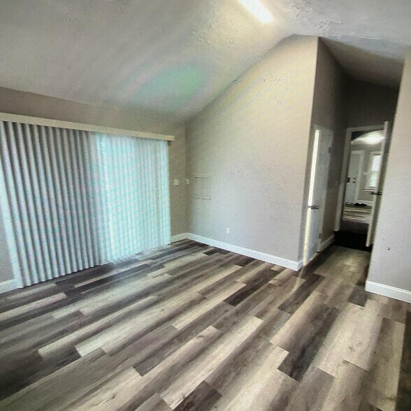 Building Photo - 670 Arbutus Ct