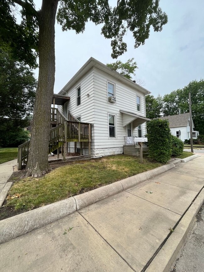 Building Photo - 208 W Miller St
