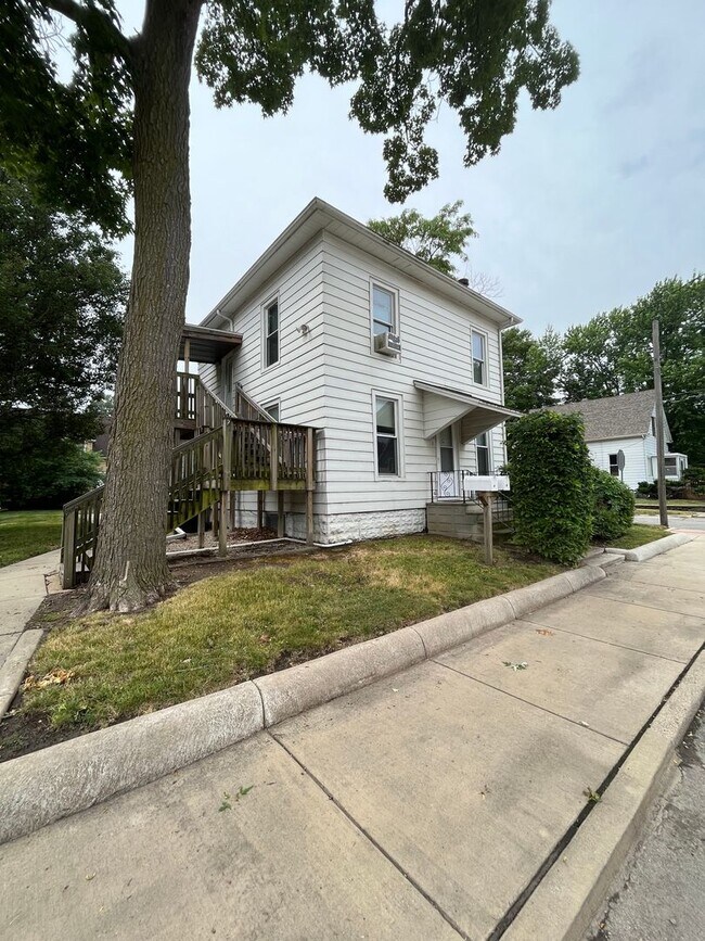 Primary Photo - 208 W Miller St