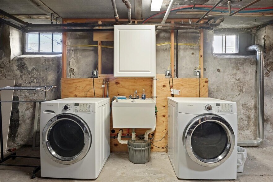 Building Photo - 9 Wilshire St