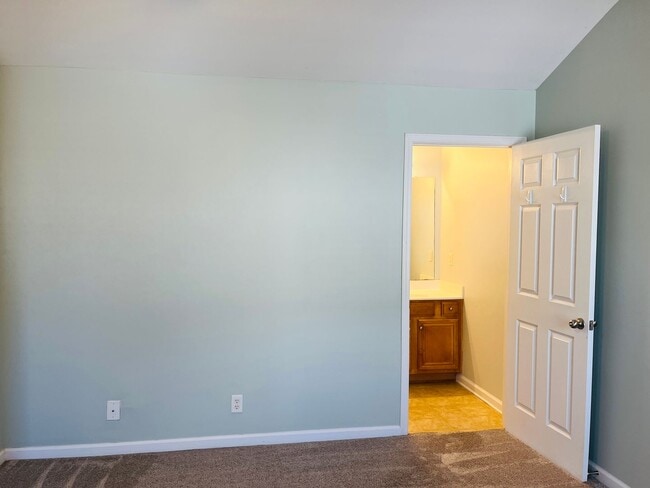 Building Photo - Sought after community, swimming/playground, courtyard, 1 car garage, 2 bed/2.5 bath, granite  co...