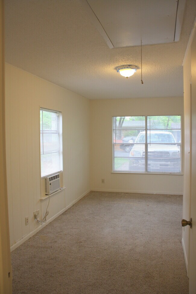 Building Photo - 3/1 in Central Austin Highland Neighborhood. Fenced Backyard. W/D Connections