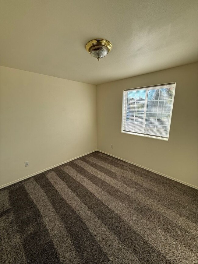 Building Photo - Charming 3 Bedroom 2 Bathroom Home in Quiet Neighborhood!