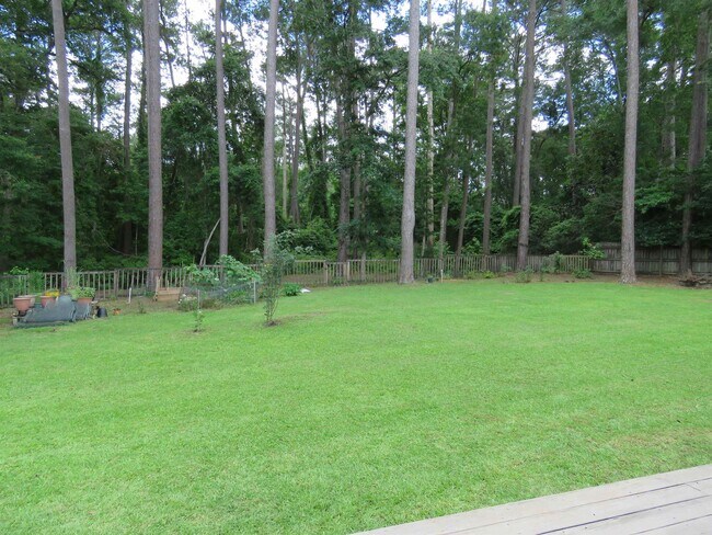 Building Photo - 8113 Glenmore Dr