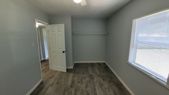 Building Photo - 2 Bedroom 1 Bath Home w/ Large Backyard fo...