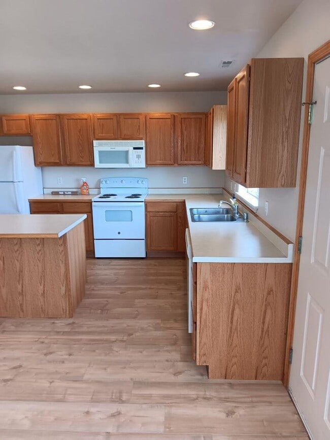 Building Photo - Three bedroom townhome with fenced backyard