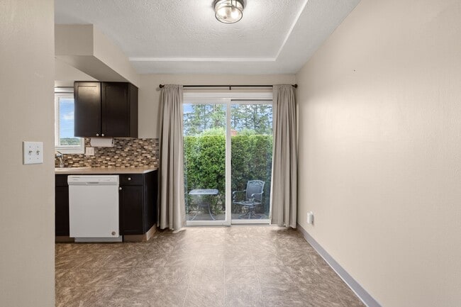 Building Photo - 2 Bedroom 1 Bath Duplex w/ Yard & Parking