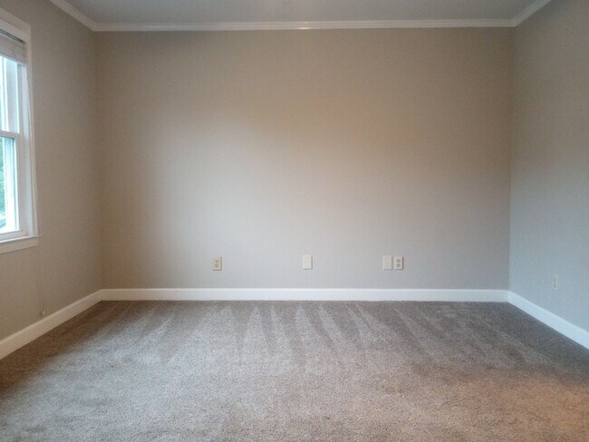 Building Photo - 3 Bedrooms 2.5 Bathrooms