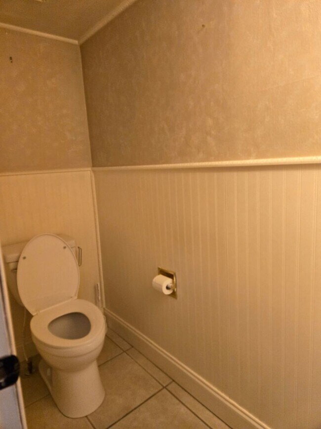 Building Photo - Spacious Condo With Covered parking