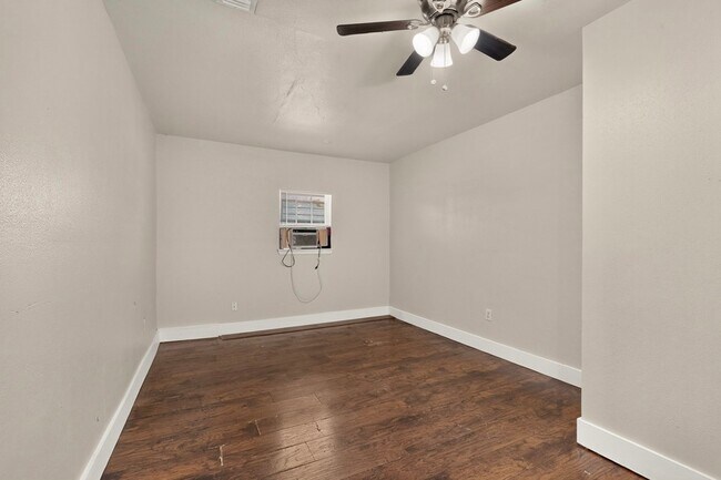 Building Photo - 937 Cleardale Dr