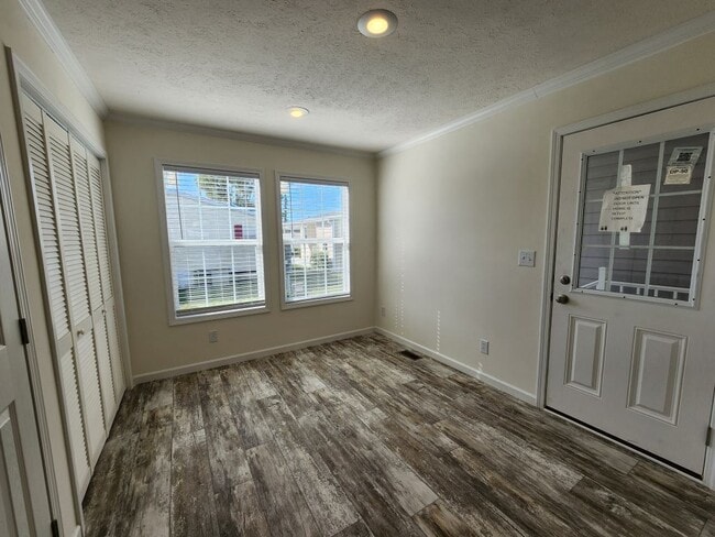 Building Photo - 521 Eland Dr