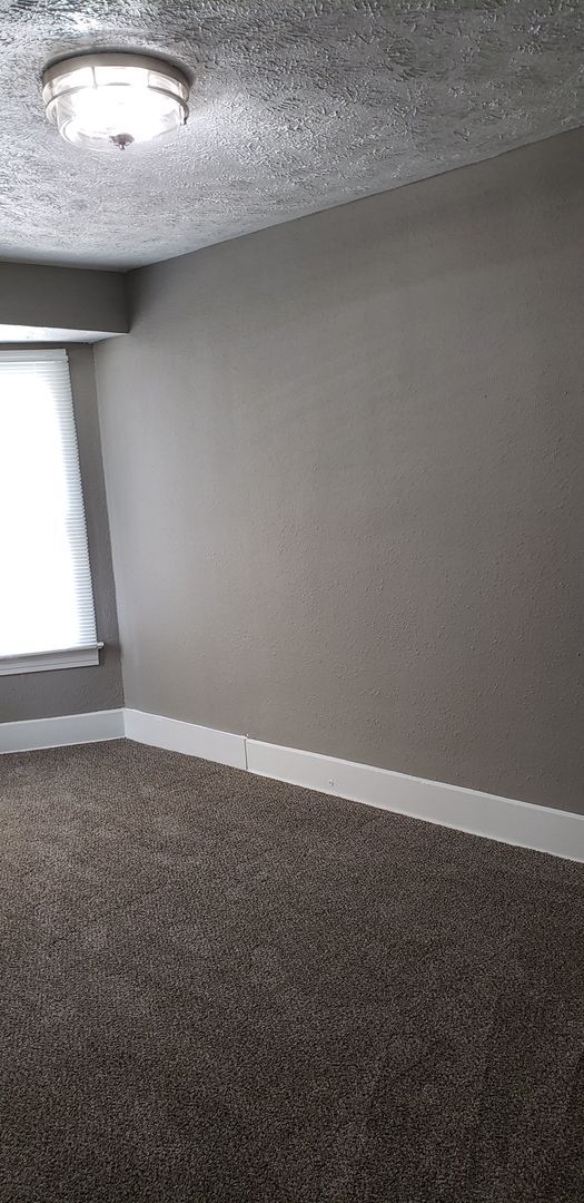 Building Photo - 2 bedroom 1 bath duplex