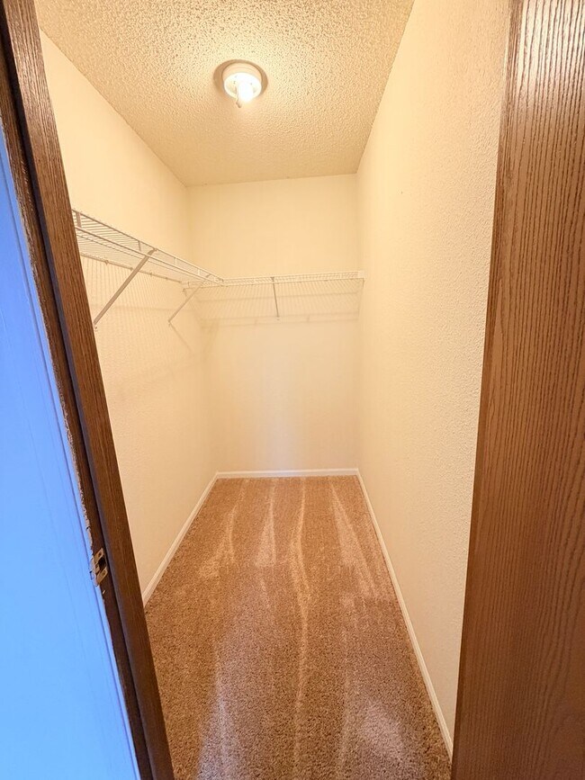 Building Photo - 1555 Blue Brook Way