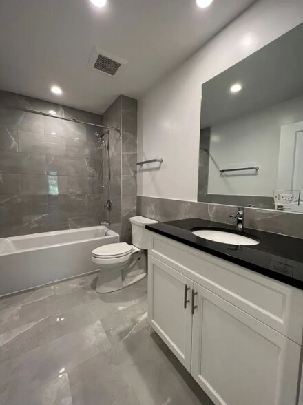Building Photo - 4851 N Claremont Ave