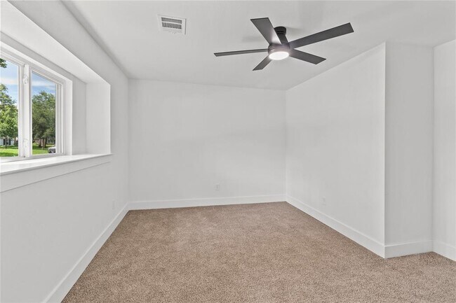 Building Photo - 702 Cedar Ln