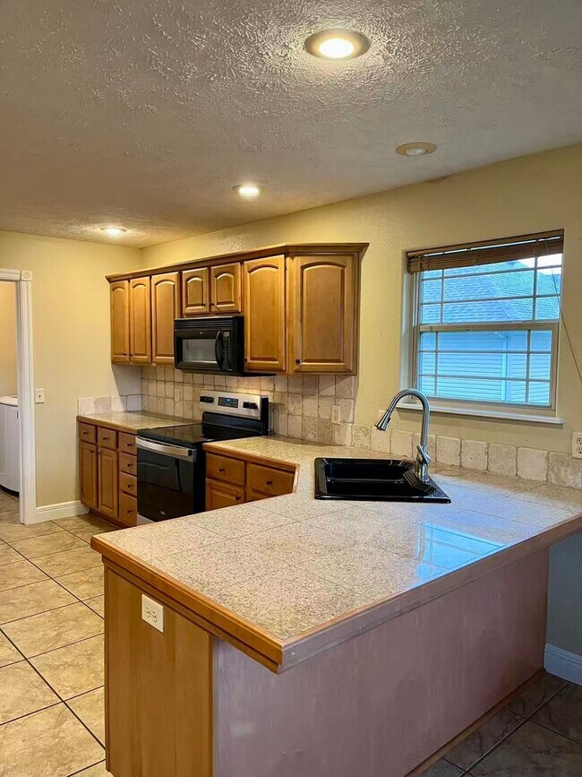 Building Photo - 5 bedroom and 3 bathroom two level house