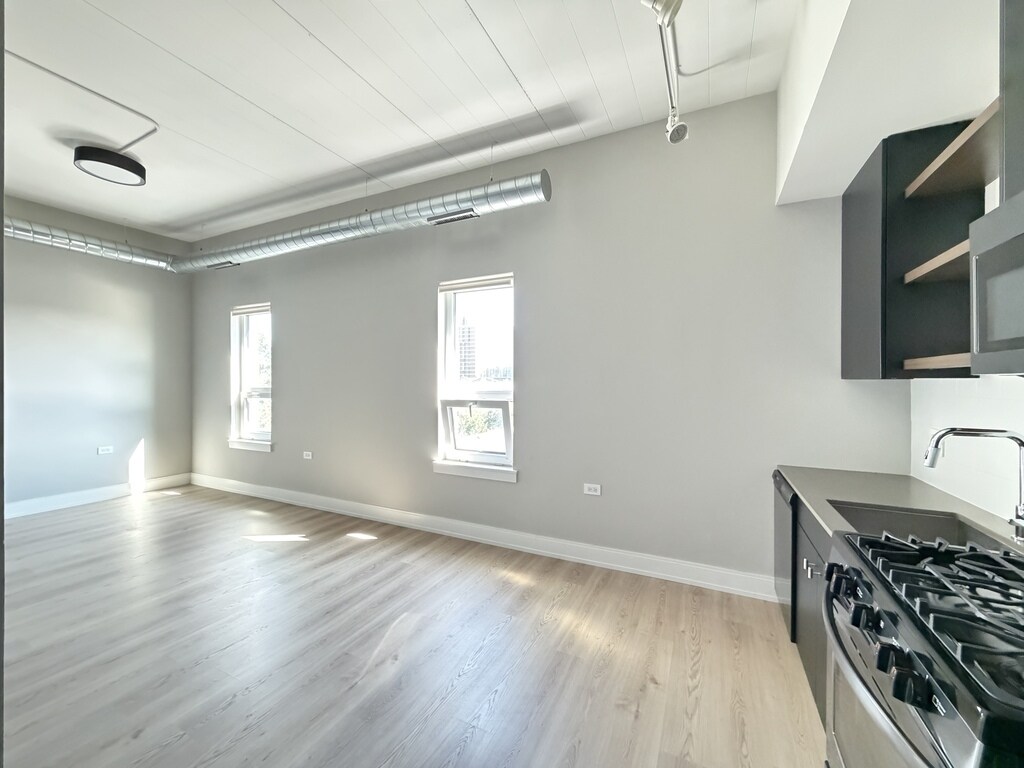 Building Photo - 941 W Belmont Ave