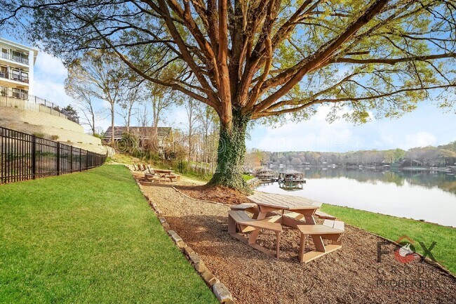 Building Photo - 7125 Brookview Ln