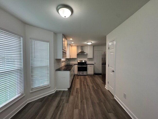 Building Photo - Conveniently Located 3 Bed 2.5 Bath Home i...