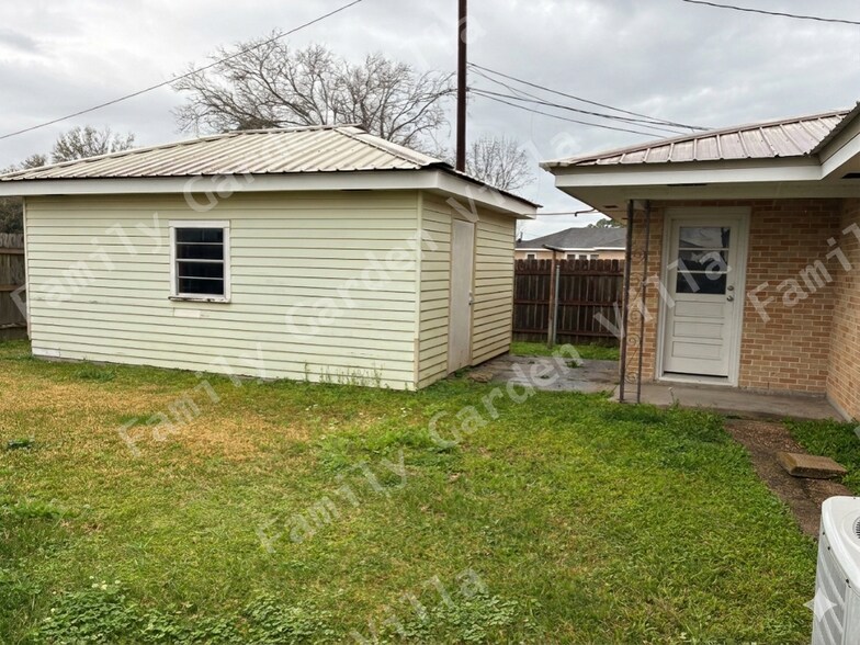 Building Photo - 1836 Ridgefield Ave