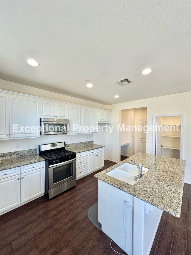 Building Photo - Read to move in 4 bedroom 3 bath home with a den