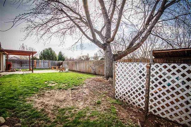 Building Photo - Charming Single Level Home with Open Floor...