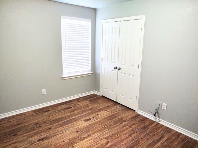 Building Photo - 4 Bed / 2 Bath House in secluded neighborhood with a park and walking trail